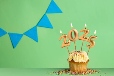 Yeni yıl kutlamaları için 2025 numaralı mumlar.