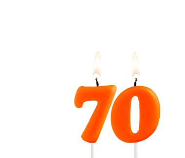 Beyaz arka planda turuncu doğum günü mumu - 70 numara