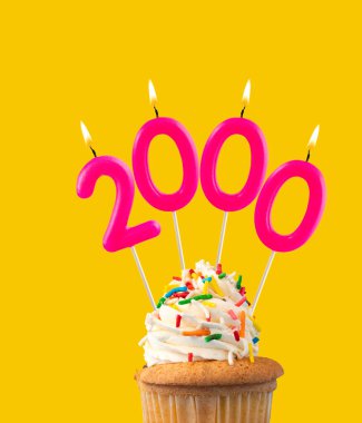 2000 sayısını oluşturan mumlar - Sarı arkaplan