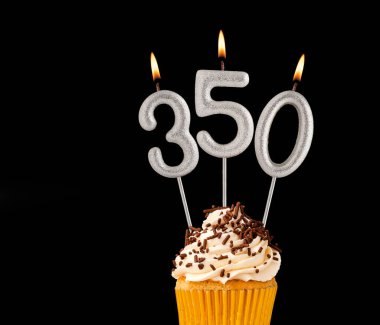 350 sayısını oluşturan mumlar - Siyah arkaplan