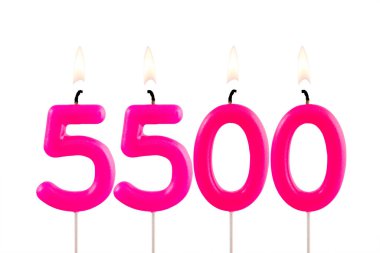 5500 sayısını oluşturan mumlar - beyaz arkaplan