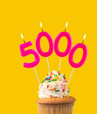 5000 sayısını oluşturan mumlar - Sarı arkaplan