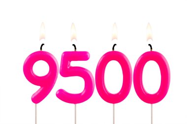 9500 sayısını oluşturan mumlar - beyaz arkaplan