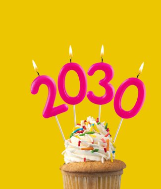 Yeni yıl için başarılar 2030 - Yanık sayılar şeklinde mumlar