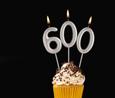 600 sayısını oluşturan mumlar - görüntüleme, görüntüleme veya takipçi sayısı.