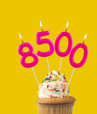 Pembe mumlar 8500 sayısını oluşturuyor - görüntüleme, görüntüleme veya takipçi sayısı.