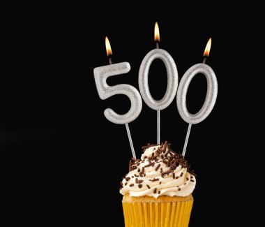 500 sayısını oluşturan mumlar - İzleme, izleme veya takipçi sayısı.