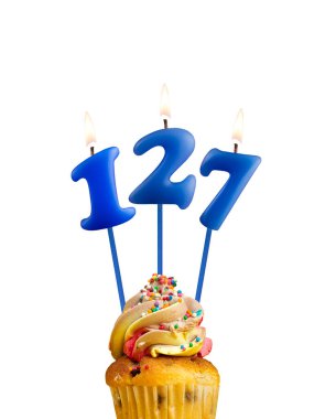 Mavi numara 127 mum - Beyaz arkaplanda doğum günü kartı.