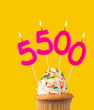 5500 sayısını oluşturan pembe mumlar - görüntüleme, görüntüleme veya takipçi sayısı.