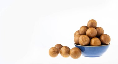 Kâsede organik macadamia fındıkları - Macadamia integrifolisi.