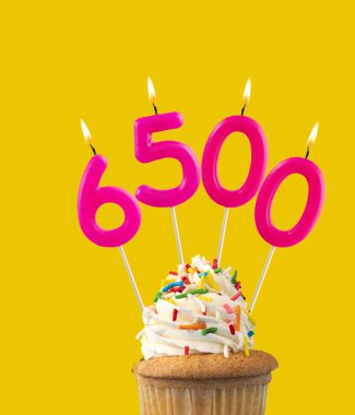 Pembe mumlar 6500 sayısını oluşturuyor - görüntüleme, görüntüleme veya takipçi sayısı.