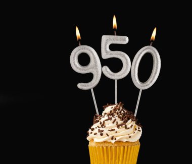 950 sayısını oluşturan mumlar - Siyah arkaplan.