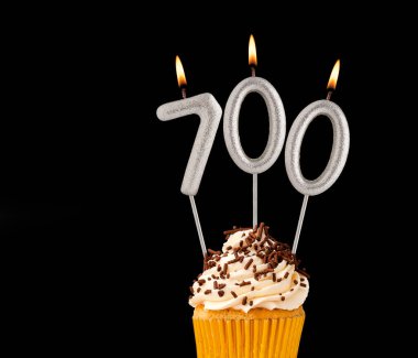 700 sayısını oluşturan mumlar - görüntüleme, görüntüleme veya takipçi sayısı.