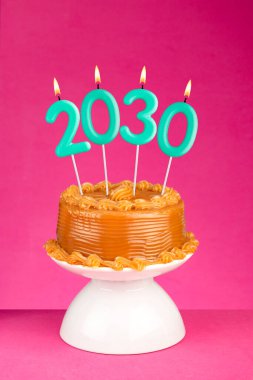 Mutlu yıllar için 2030 numaralı mum - Pembe arka planda yeni yıl arifesi kutlaması