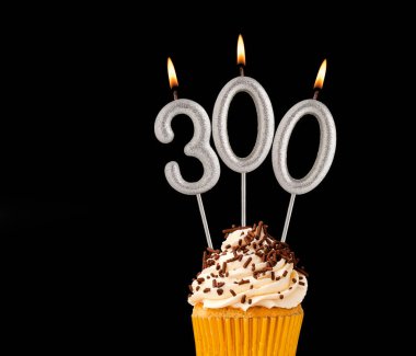 300 sayısını oluşturan mumlar - görüntüleme, görüntüleme veya takipçi sayısı.