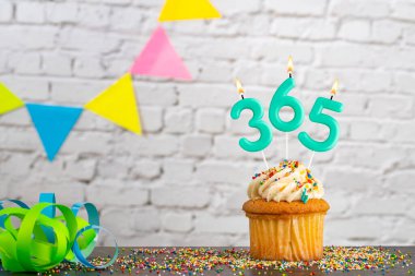 365 numaralı beyaz bloğu oluşturan üç mum..