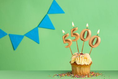 5500 sayısını oluşturan mumlar - İzleme, izleme ve takipçi sayısı.