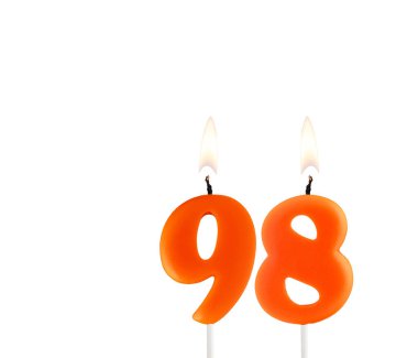 Beyaz arka planda turuncu doğum günü mumu - 98 numara