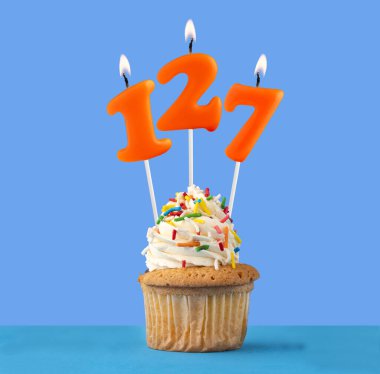 Turuncu doğum günü mumu ve kek - 127 numara.