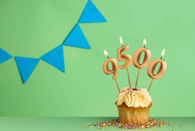 9500 sayısını oluşturan mumlar - İzleme, izleme ve takipçi sayısı.