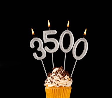 3500 sayısını oluşturan mumlar - Siyah arkaplan.
