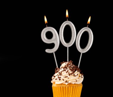 900 sayısını oluşturan mumlar - görüntüleme, görüntüleme veya takipçi sayısı.