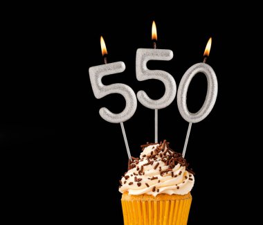 550 sayısını oluşturan mumlar - Siyah arkaplan
