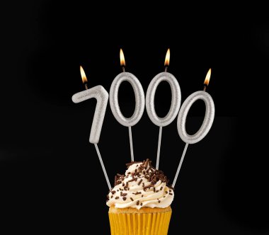 7000 sayısını oluşturan mumlar - görüntüleme, görüntüleme veya takipçi sayısı.