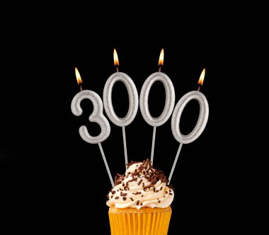 3000 sayısını oluşturan mumlar - görüntüleme, görüntüleme veya takipçi sayısı.