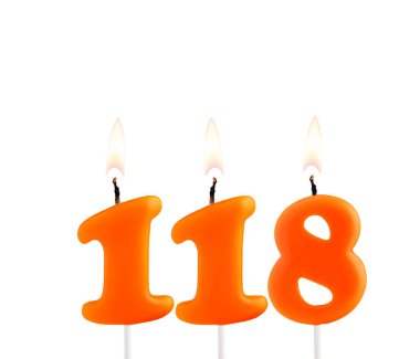 Beyaz arkaplanda turuncu doğum günü mumu - 118 numara.