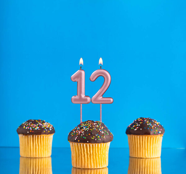 Vela Cumpleaños Con Número Tres Cupcakes Sobre Fondo Azul — Foto de Stock