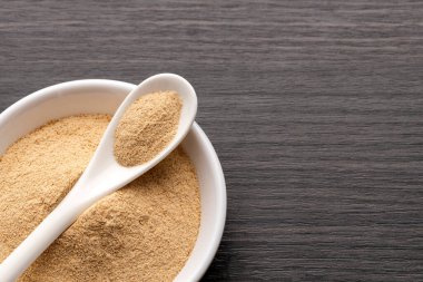 Organik Peru maca tozu - Lepidium meyenii kasede ve kaşıkta.