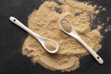 Organik Peru maca tozu - İki kaşıkta Lepidium meyenii.