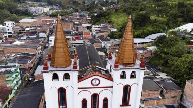 Canasgordas, Antioquia, Kolombiya. 19 Ocak 2025. İnsansız hava aracı ile hava görüntüsü deniz seviyesinden 1320 metre yükseklikte..
