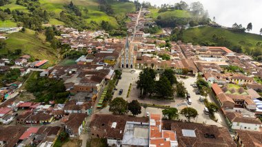 Caramanta, Antioquia, Kolombiya. 27 Ekim 2024. Medellin şehrinden 146.3 km uzaklıktaki belediyenin panoramik manzarası.