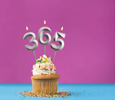 365 sayısını oluşturan üç mum - Violet arkaplan.
