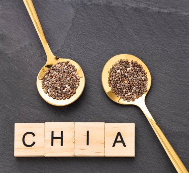 İki kaşıkta besleyici chia tohumları - Salvia Hispanica.