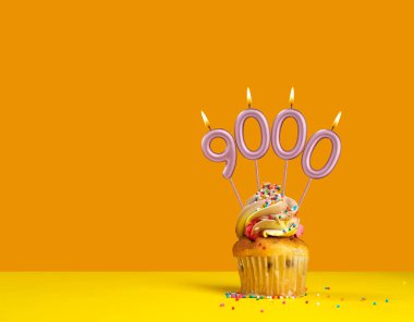 9000 sayısını oluşturan mor mumlar - İzlenme, görüş veya takipçi sayısı.