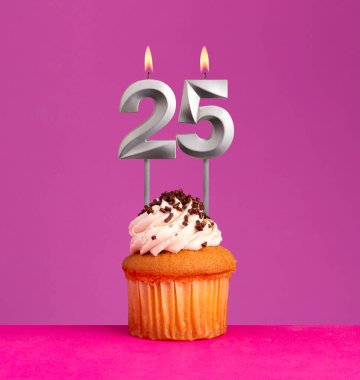 25 numaralı doğum günü mumu menekşe arkaplanlı kek..