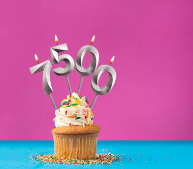 7500 numaralı mum - takipçi veya beğeni sayısı.