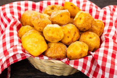 Tuzlu kızarmış kreol patatesleri, Latin Amerika mutfağında çok popülerdir..