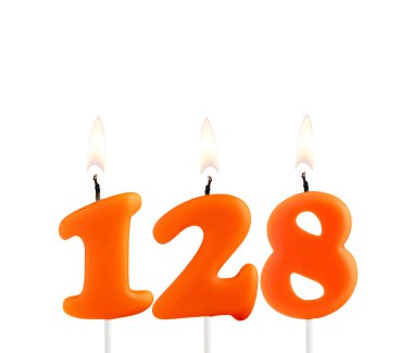 Beyaz arka planda turuncu doğum günü mumu - 128 numara