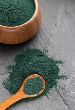 Zeytinyağı tozu sağlıklı beslenme takviyesi - kaşık ve kâsede alg tozu.