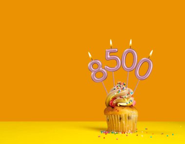 8500 sayısını oluşturan mumlar - Sarı arkaplan.
