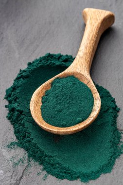 Zeytinyağı tozu sağlıklı beslenme takviyesi - kaşık içinde alg tozu.