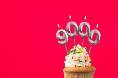 9000 numaralı mum - takipçi veya beğeni sayısı.