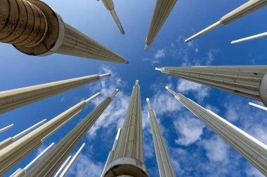 Medellin, Antioquia. Kolombiya 23 Şubat 2024. Şehir merkezindeki Plaza Cisneros 'taki Işık Parkı sütunları.