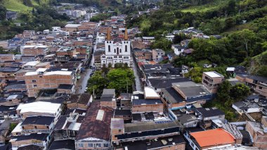 Medellin, Antioquia. Kolombiya 23 Şubat 2024. 31 Mart 2016 'da, şehrin orta doğu bölgesine yeni bir ulaşım aracı geldi. Yenilenme ve entegre bölgeler getirmek için.