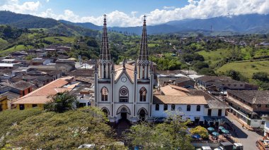 Medellin, Antioquia. Kolombiya 23 Şubat 2024. 31 Mart 2016 'da, şehrin orta doğu bölgesine yeni bir ulaşım aracı geldi. Yenilenme ve entegre bölgeler getirmek için.