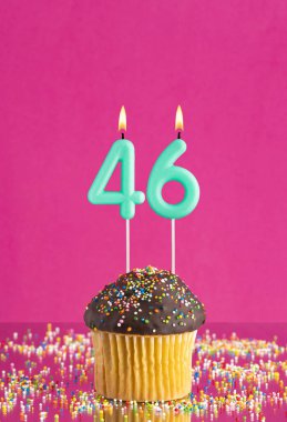 Kek ve 46 numaralı mumlu doğum günü kartı - Pembe zemin.